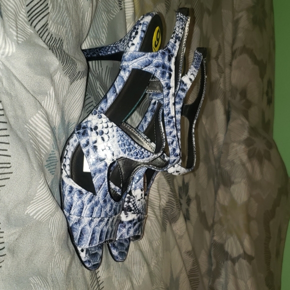 Life Stride Memory Foam Blue Alligator sandals - Picture 2 of 8